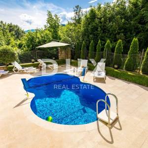 OPATIJA, BREGI - Vila novogradnja u mediteranskom stilu s dvije stambene jedinice, bazenom, gostinjskom kućom, tavernom i dječj...