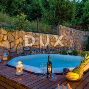 OPATIJA, BREGI - Vila novogradnja u mediteranskom stilu s dvije stambene jedinice, bazenom, gostinjskom kućom, tavernom i dječj...
