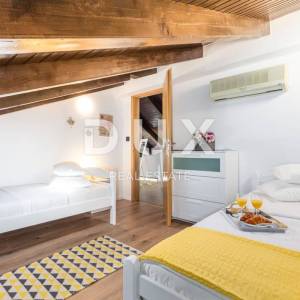 OPATIJA, BREGI - Vila novogradnja u mediteranskom stilu s dvije stambene jedinice, bazenom, gostinjskom kućom, tavernom i dječj...