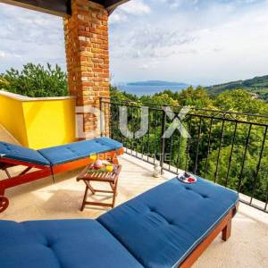 OPATIJA, BREGI - Vila novogradnja u mediteranskom stilu s dvije stambene jedinice, bazenom, gostinjskom kućom, tavernom i dječj...