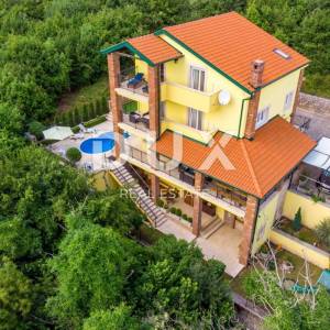 OPATIJA, BREGI - Vila novogradnja u mediteranskom stilu s dvije stambene jedinice, bazenom, gostinjskom kućom, tavernom i dječj...