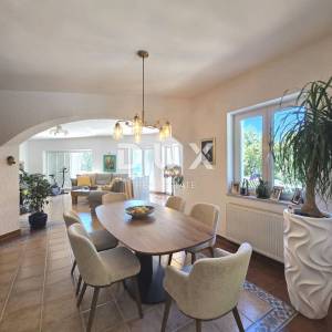 OPATIJA, BREGI - villa s panoramskim pogledom na more i velikom okućnicom! PRILIKA!