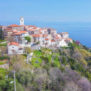 OPATIJA, BRSEČ - građevinsko zemljište od 1100m2 s direktnim pogledom na more na mirnom mjestu