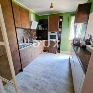 OPATIJA, CENTAR - atraktivan stan s pogledom na more, okućnicom i privatnim ulazom