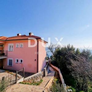 OPATIJA, CENTAR - atraktivan stan s pogledom na more, okućnicom i privatnim ulazom