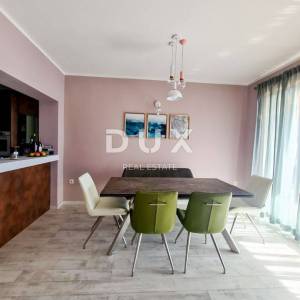 OPATIJA, CENTAR - atraktivan stan s pogledom na more, okućnicom i privatnim ulazom