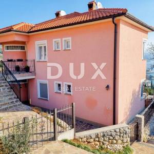 OPATIJA, CENTAR - atraktivan stan s pogledom na more, okućnicom i privatnim ulazom
