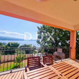 OPATIJA, CENTAR - atraktivan stan s pogledom na more, okućnicom i privatnim ulazom