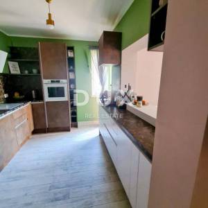 OPATIJA, CENTAR - atraktivan stan s pogledom na more, okućnicom i privatnim ulazom