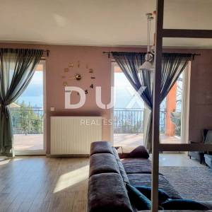 OPATIJA, CENTAR - atraktivan stan s pogledom na more, okućnicom i privatnim ulazom