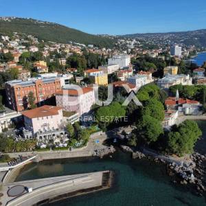 OPATIJA, CENTAR – cijela austro-ugarska vila s privatnom okućnicom odmah uz poznatu ulicu centra Opatije, 90 metara od mora...