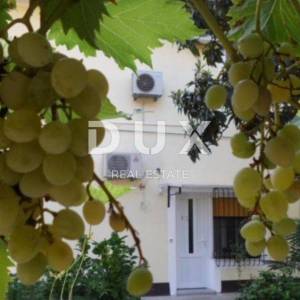 OPATIJA, CENTAR - DVA STANA 96 m2 + POMOĆNA ZGRADA U DVORIŠTU!!! PRILIKA!!!