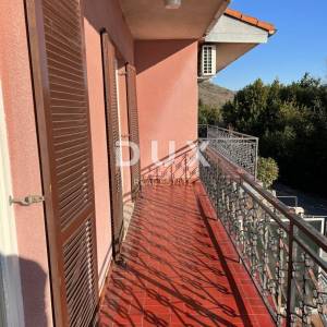 OPATIJA, CENTAR - DVIJE DVOJNE KUĆE S POGLEDOM NA MORE I 1.119 m2 OKUĆNICE!!! PRILIKA!!!