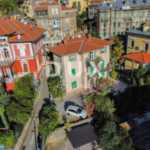 OPATIJA, CENTAR - dvoetažni stan u povijesnoj vili samo 50 metara od mora u centru Opatije, parking