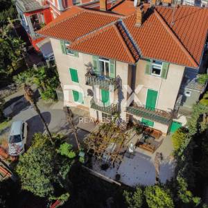 OPATIJA, CENTAR - dvoetažni stan u povijesnoj vili samo 50 metara od mora u centru Opatije, parking