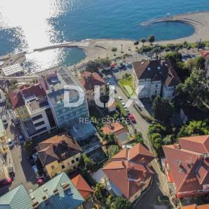 OPATIJA, CENTAR - dvoetažni stan u povijesnoj vili samo 50 metara od mora u centru Opatije, parking