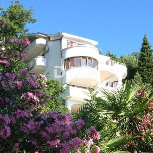 OPATIJA, CENTAR - dvoetažni stan 200m2 (prizemlje + suteren) 3S+DB s panoramskim pogledom na more + okoliš 100m2