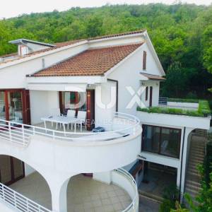 OPATIJA, CENTAR - dvoetažni stan 200m2 na 2.katu 3S+DB s panoramskim pogledom na more + okoliš 100m2