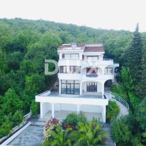 OPATIJA, CENTAR - dvoetažni stan 200m2 na 2.katu 3S+DB s panoramskim pogledom na more + okoliš 100m2