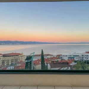 OPATIJA, CENTAR - ekskluzivni penthouse s pogledom, bazenom i garažom