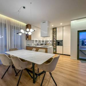 OPATIJA, CENTAR - ekskluzivni penthouse za dugoročni najam s pogledom, bazenom i garažom