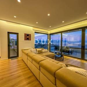 OPATIJA, CENTAR - ekskluzivni penthouse za dugoročni najam s pogledom, bazenom i garažom