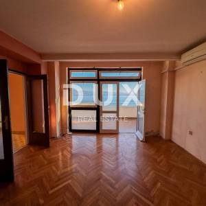 OPATIJA, CENTAR – fantastičan stan za adaptaciju, prvi red do mora + PARKING MJESTO!! 