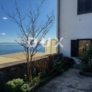 OPATIJA, CENTAR – fantastičan stan za adaptaciju, prvi red do mora + PARKING MJESTO!! 