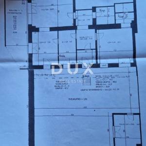 OPATIJA, CENTAR – fantastičan stan za adaptaciju, prvi red do mora + PARKING MJESTO!! 
