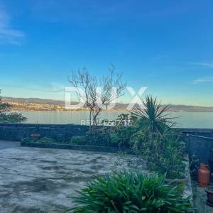 OPATIJA, CENTAR – fantastičan stan za adaptaciju, prvi red do mora + PARKING MJESTO!! 
