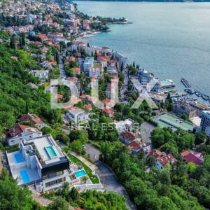 OPATIJA, CENTAR - gospodski apartman u luksuznoj novogradnji iznad centra Opatije s garažom, panoramski pogled na more