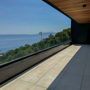 OPATIJA, CENTAR - gospodski apartman u luksuznoj novogradnji iznad centra Opatije s garažom, panoramski pogled na more