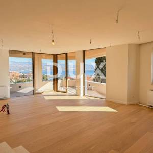 OPATIJA, CENTAR – luksuzan penthouse u centru Opatije, privatna pozicija i krovni bazen, samo 200m od mora