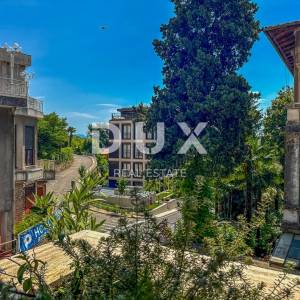 OPATIJA, CENTAR – luksuzan stan u novogradnji s terasom i garažom samo 80 metara od plaže i poznate glavne ulice