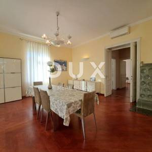 OPATIJA, CENTAR- Luksuzan stan od 180 m2 s pogledom na more i 4 parkirna mjesta