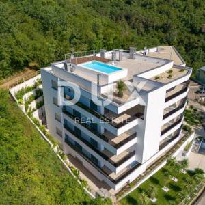 OPATIJA, CENTAR - luksuzan stan u novogradnji s pogledom na more, zajednički bazen, garaža