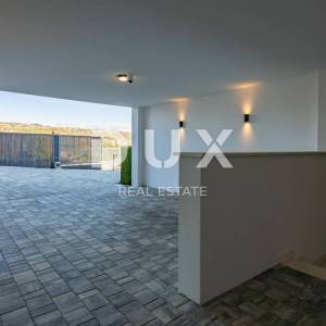 OPATIJA, CENTAR – luksuzna etaža od 300m2 u novogradnji s garažom, panoramski pogled na more