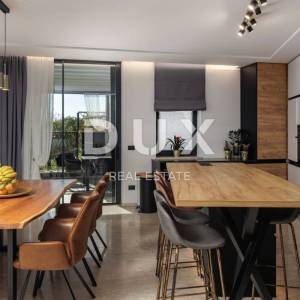 OPATIJA, CENTAR – luksuzna etaža od 300m2 u novogradnji s garažom, panoramski pogled na more