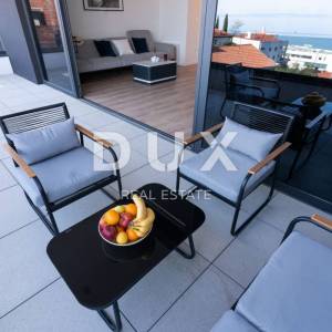 OPATIJA, CENTAR - najam unikatno namještene nekretnine u centru Opatije s bazenom, 200 metara od Lungomare, garaža, pogled...