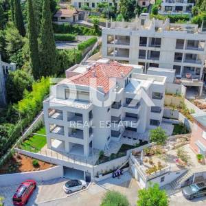 OPATIJA, CENTAR - penthouse u centru Opatije s više terasa, panoramski pogled, garaža, 200 metara od Lungomare