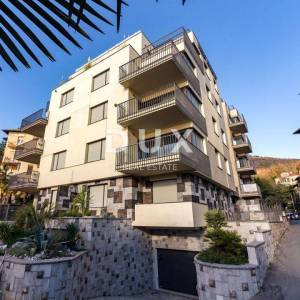 OPATIJA, CENTAR - posebna novogradnja, mikrolokacija centar Opatija, veći stan s terasom i garažom spreman za useljenje, 200 me...