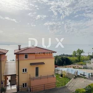OPATIJA, CENTAR - predivan stan s terasom i garažnim mjestom s fantastičnim pogledom na more, BAZEN!