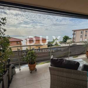 OPATIJA, CENTAR - predivan stan s terasom i garažnim mjestom s fantastičnim pogledom na more, BAZEN!