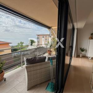 OPATIJA, CENTAR - predivan stan s terasom i garažnim mjestom s fantastičnim pogledom na more, BAZEN!