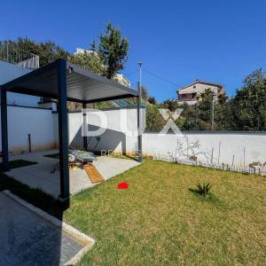 OPATIJA, CENTAR - prekrasan namješten stan u novogradnji s terasom, vrtom i pogledom na more, GARAŽA!