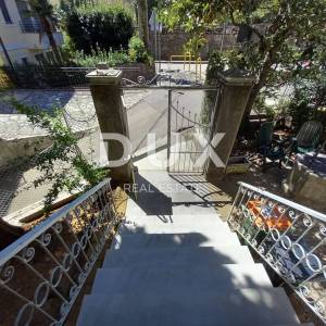 OPATIJA, CENTAR - Prekrasna etaža u održavanoj povijesnoj vili u samom centru Opatije blizu mora!