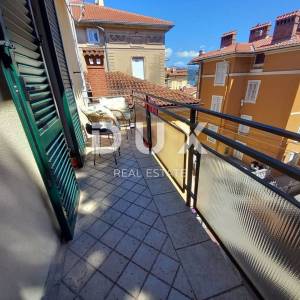 OPATIJA, CENTAR - Prekrasna etaža u održavanoj povijesnoj vili u samom centru Opatije blizu mora!