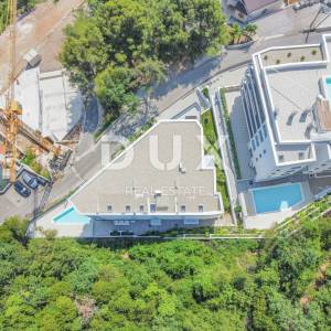 OPATIJA, CENTAR - prostrani stan u novogradnji s pogledom na more, zajednički bazen, garaža 