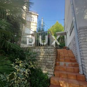 OPATIJA, CENTAR - samostojeća kuća s prekrasnim pogledom i okućnicom u centru Opatije