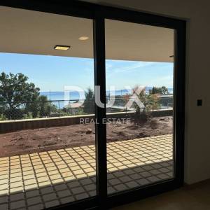 OPATIJA, CENTAR- stan 59,86m2 DB+2S s panoramskim pogledom na more- prizemlje + okućnica 73,1m2- APP 204
